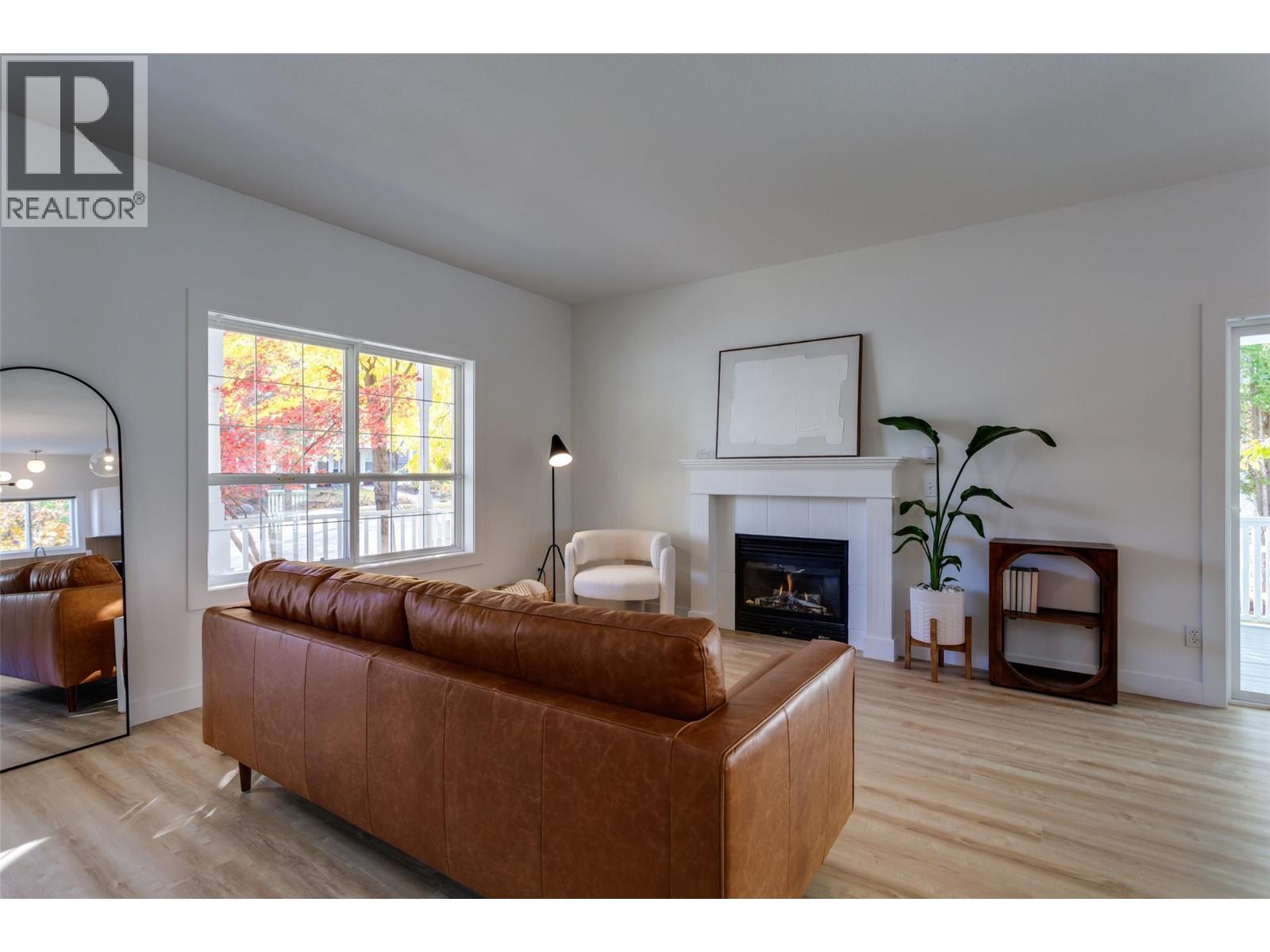 388 Mccarren Avenue, Kelowna, BC - Indoor Photo Showing Living Room With Fireplace