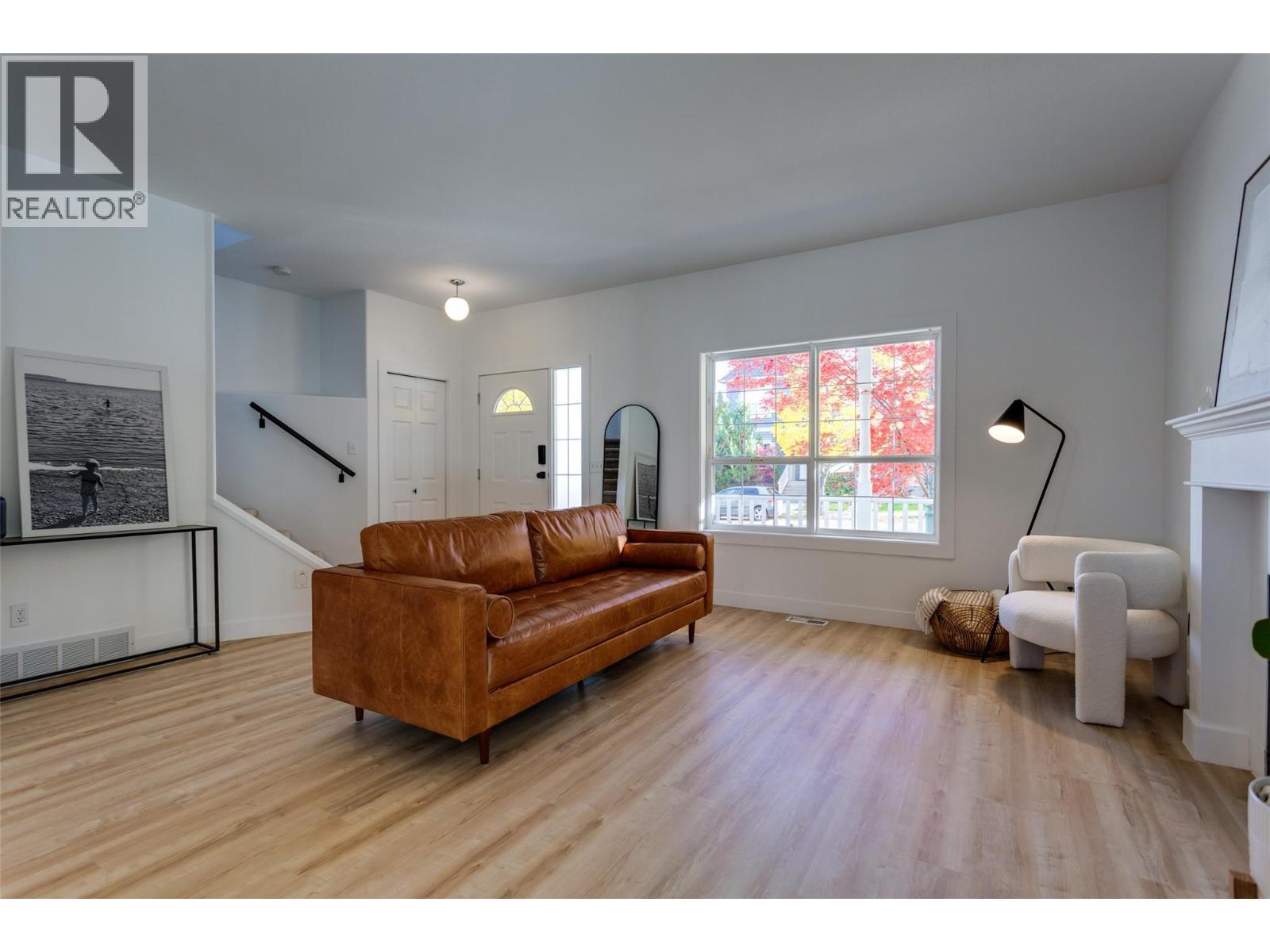 388 Mccarren Avenue, Kelowna, BC - Indoor Photo Showing Living Room