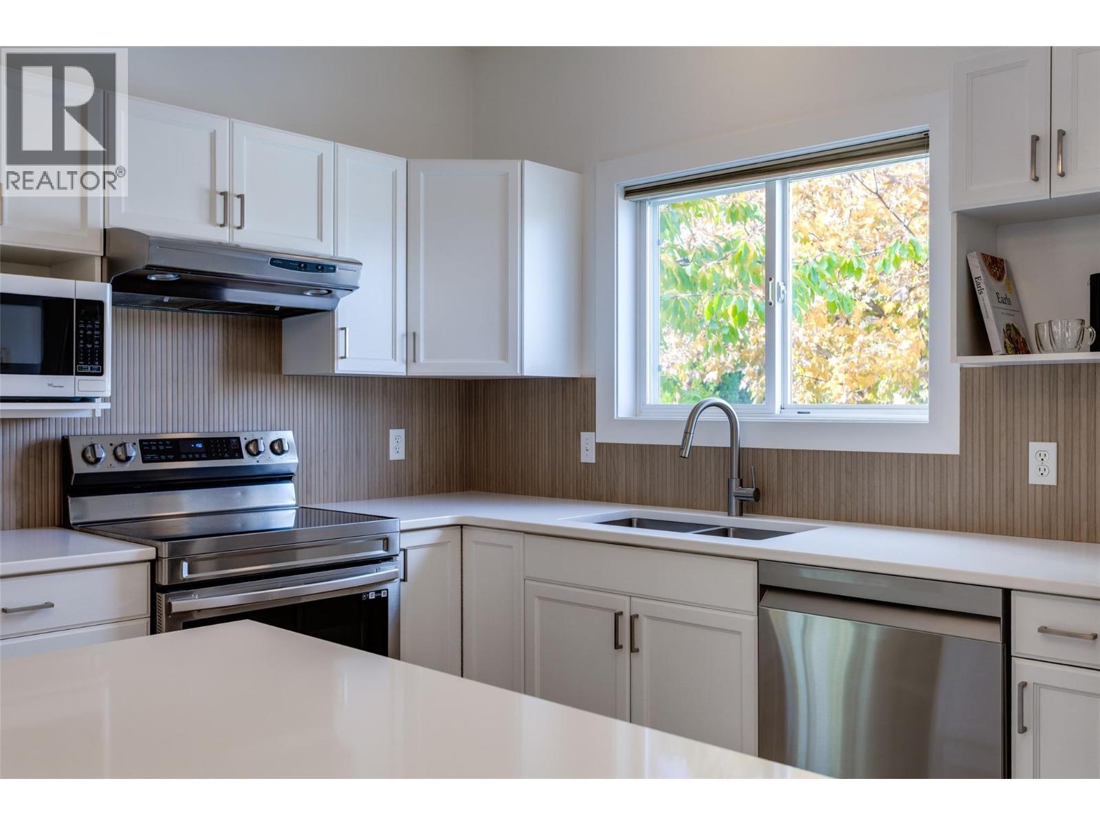 388 Mccarren Avenue, Kelowna, BC - Indoor Photo Showing Kitchen With Double Sink