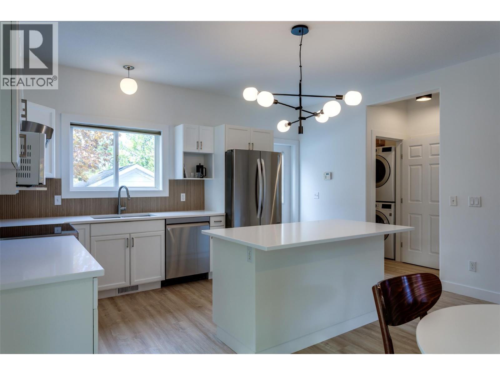 388 Mccarren Avenue, Kelowna, BC - Indoor Photo Showing Kitchen With Upgraded Kitchen