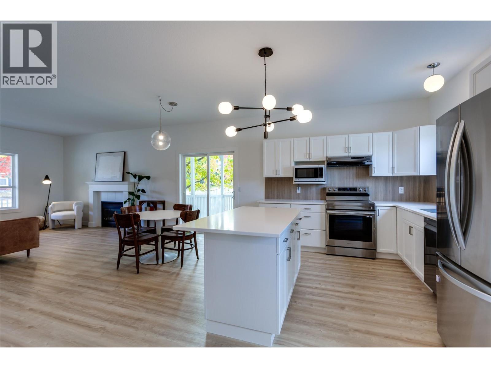 388 Mccarren Avenue, Kelowna, BC - Indoor Photo Showing Kitchen