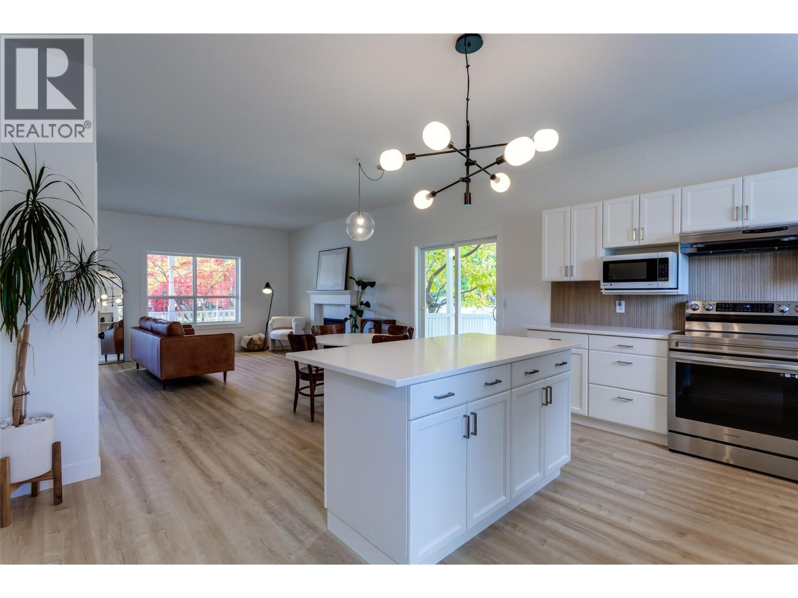 388 Mccarren Avenue, Kelowna, BC - Indoor Photo Showing Kitchen