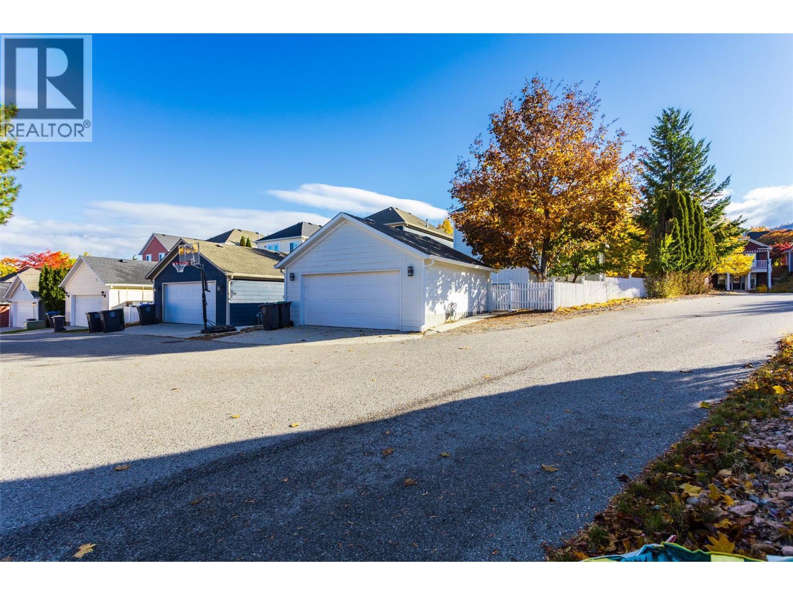 388 Mccarren Avenue, Kelowna, BC - Outdoor