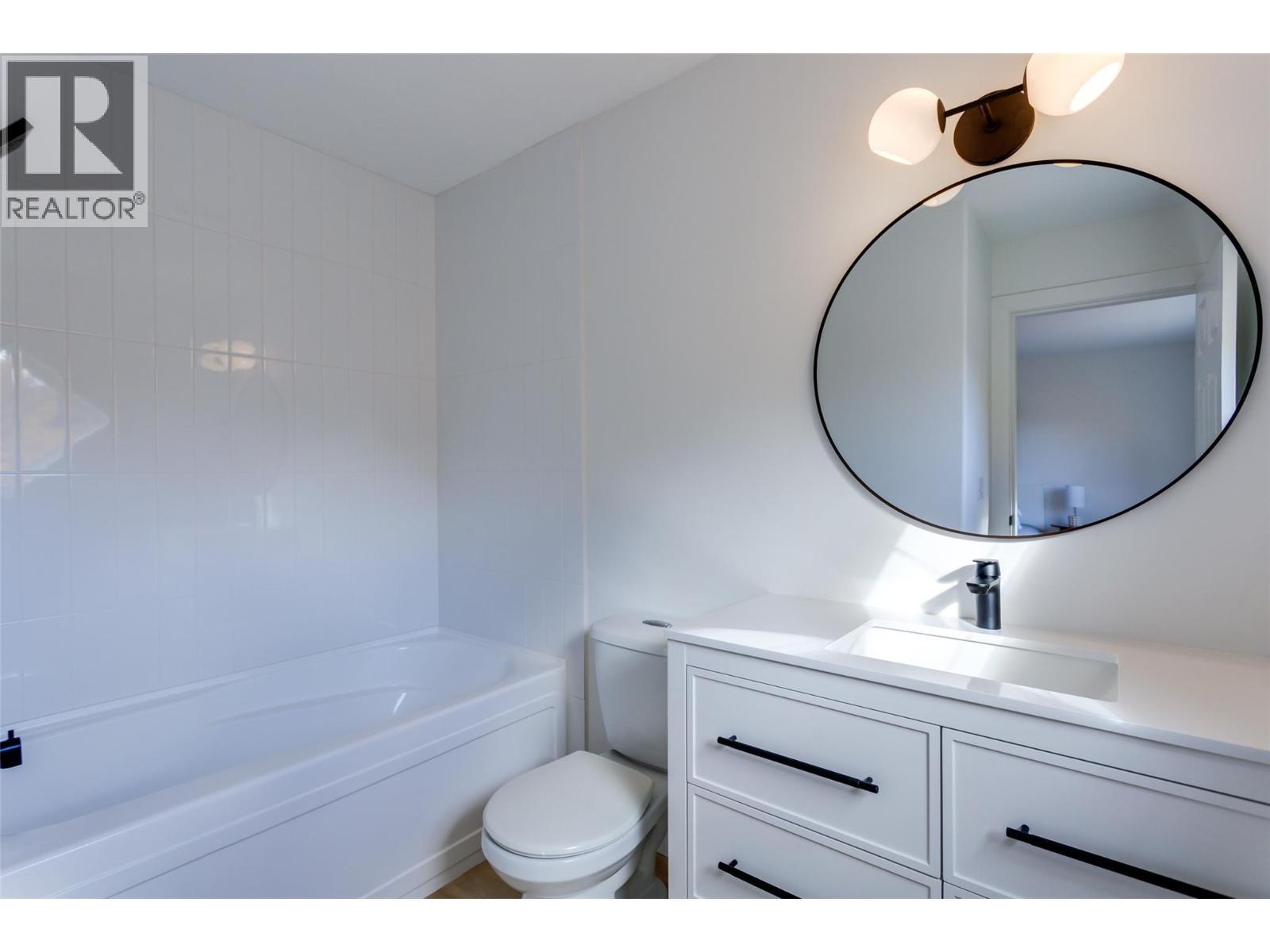 Primary En-suite - 388 Mccarren Avenue, Kelowna, BC - Indoor Photo Showing Bathroom