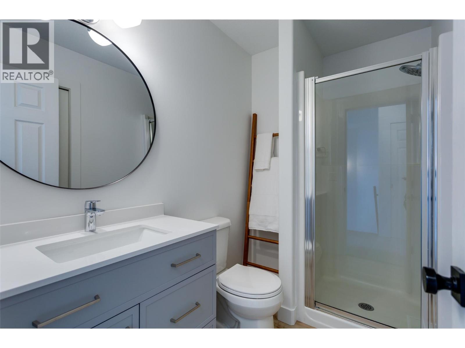 full bathroom on 2nd floor - 388 Mccarren Avenue, Kelowna, BC - Indoor Photo Showing Bathroom