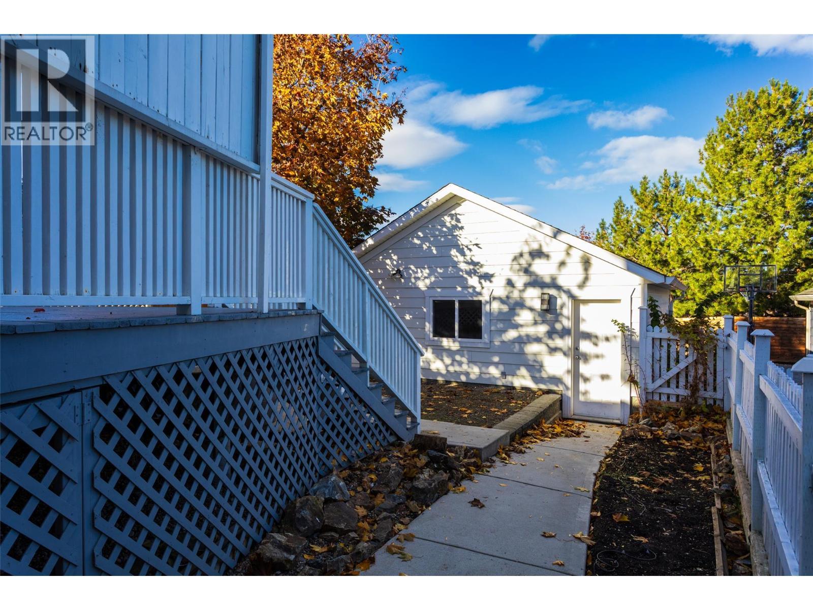 388 Mccarren Avenue, Kelowna, BC - Outdoor