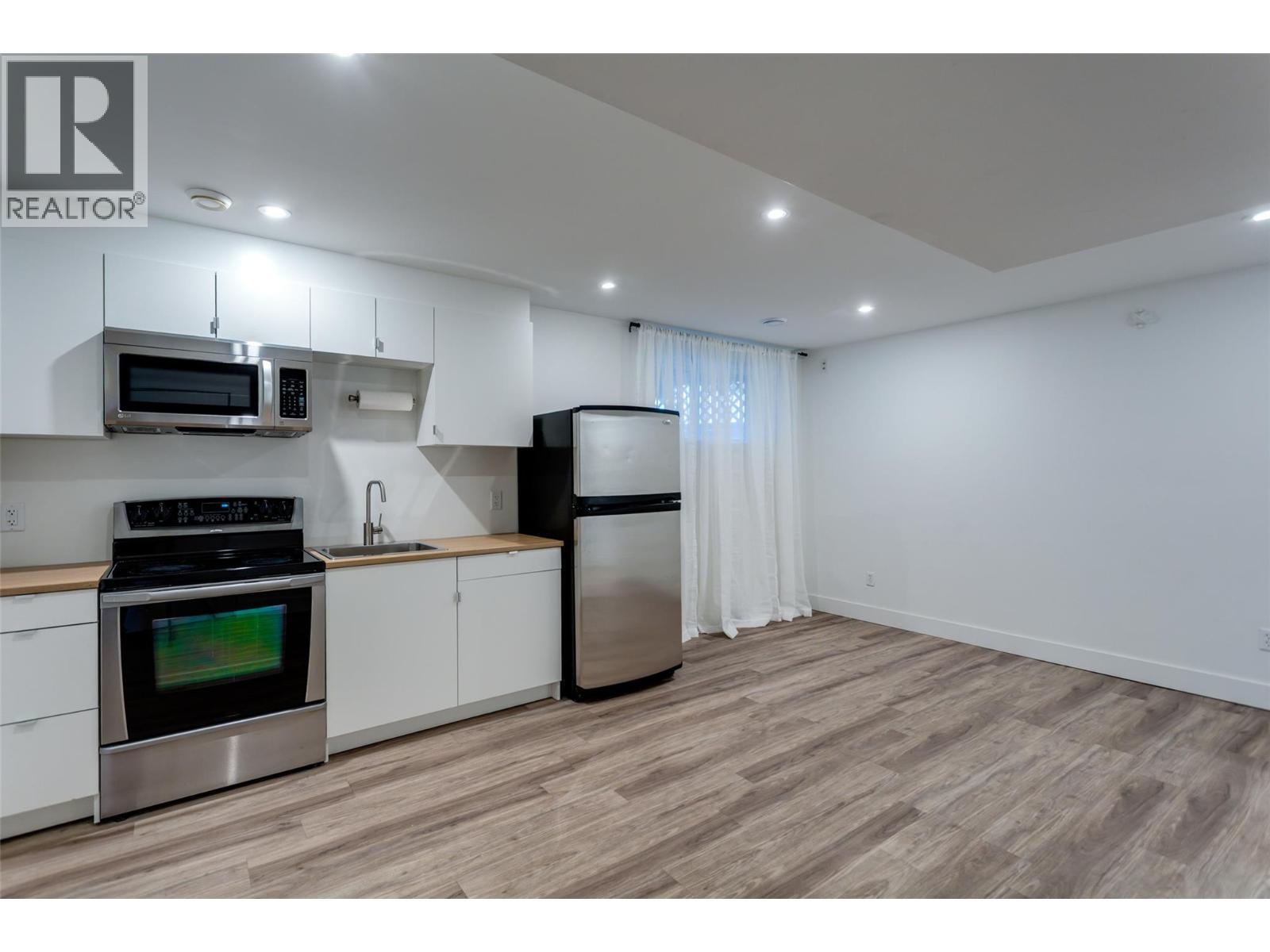 In-law suite kitchen and living area - 388 Mccarren Avenue, Kelowna, BC - Indoor Photo Showing Kitchen