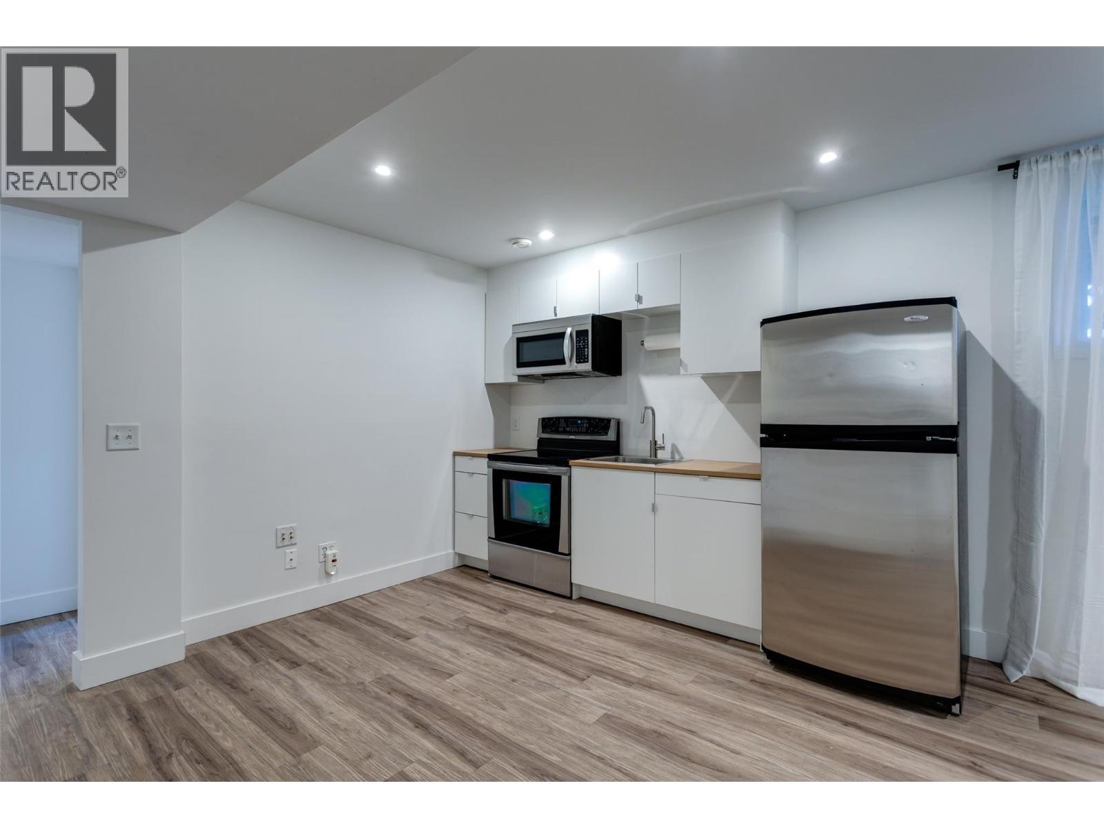 388 Mccarren Avenue, Kelowna, BC - Indoor Photo Showing Kitchen