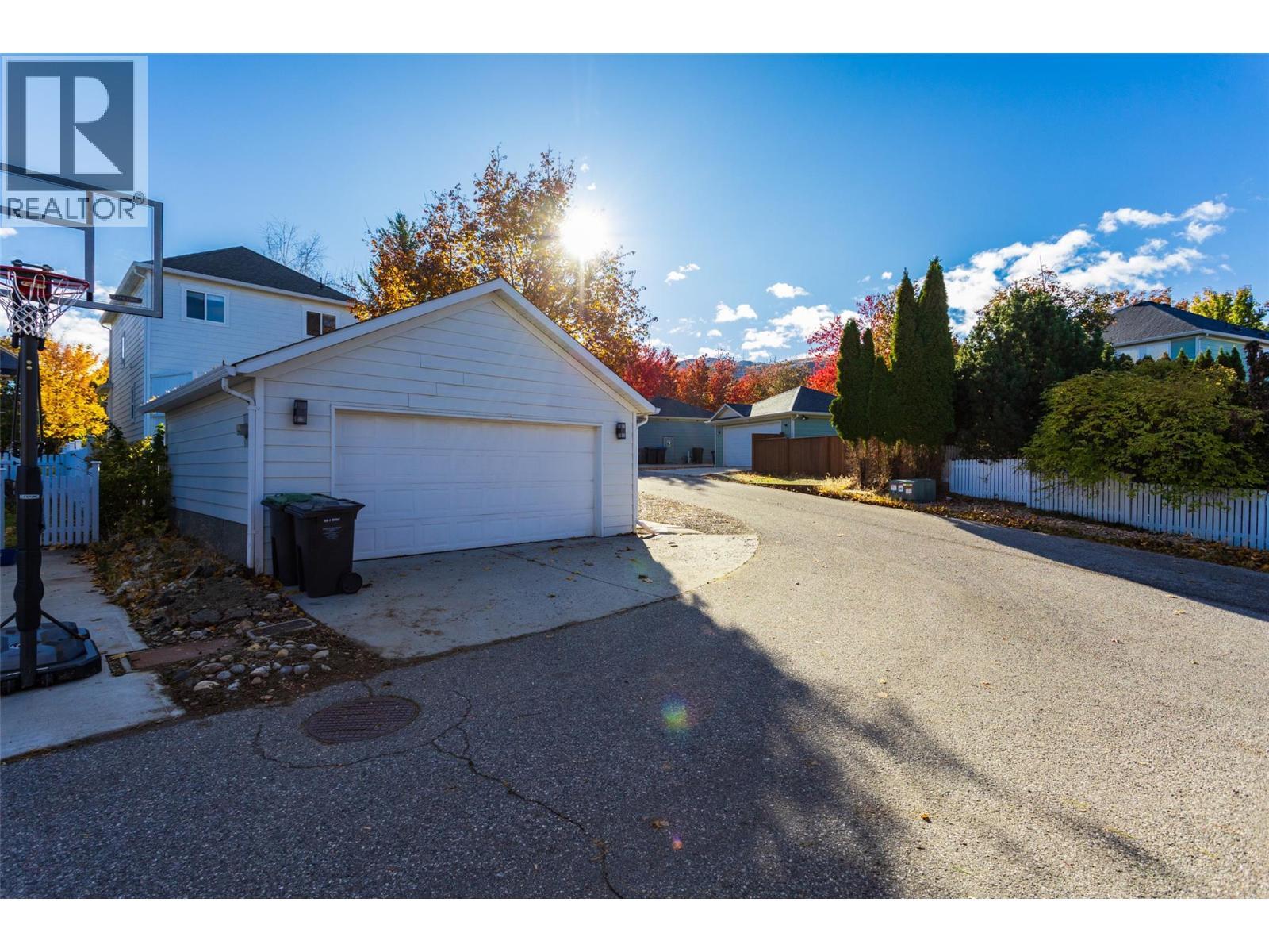 388 Mccarren Avenue, Kelowna, BC - Outdoor