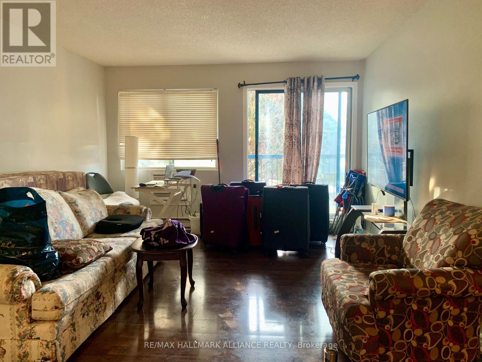 922 - 95 Trailwood Drive, Mississauga, ON - Indoor Photo Showing Living Room