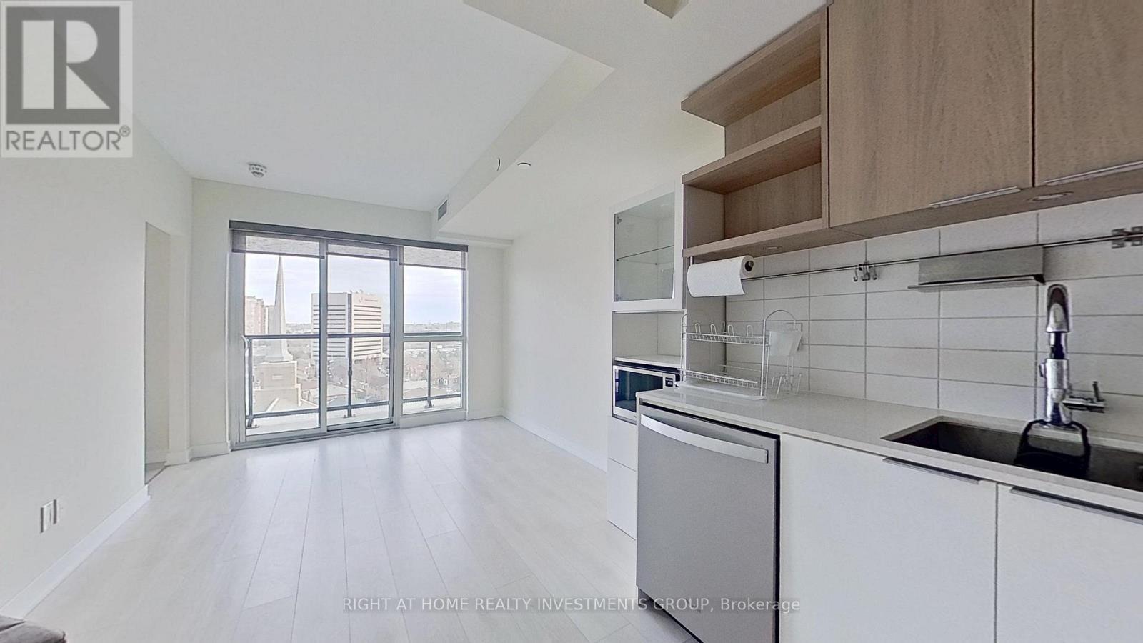 1105 - 6 Sonic Way, Toronto, ON - Indoor Photo Showing Kitchen