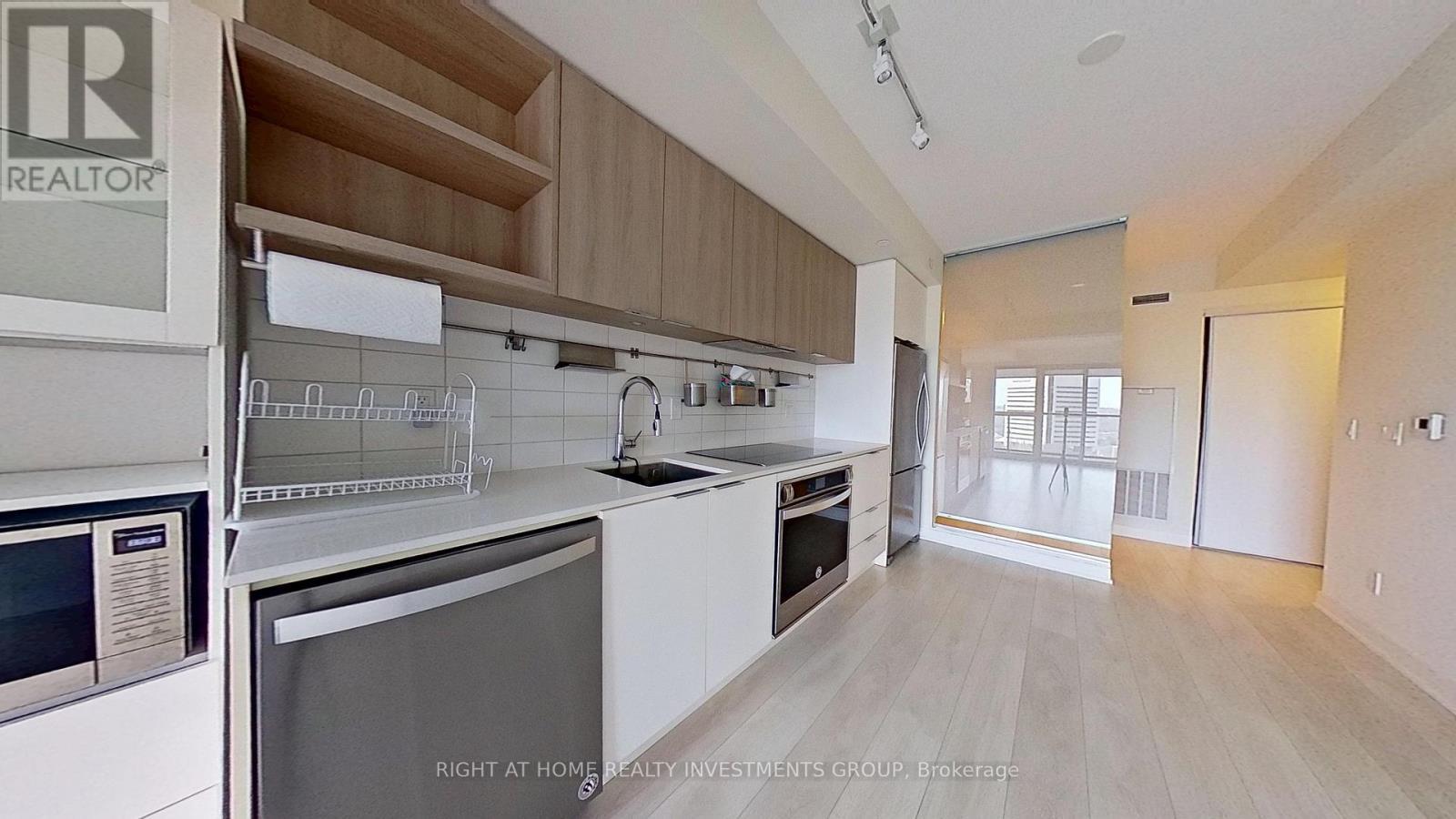 1105 - 6 Sonic Way, Toronto, ON - Indoor Photo Showing Kitchen