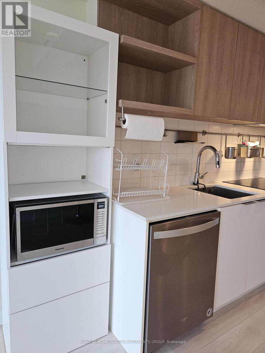 1105 - 6 Sonic Way, Toronto, ON - Indoor Photo Showing Kitchen