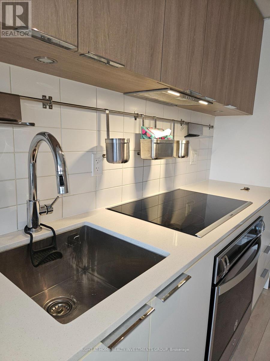 1105 - 6 Sonic Way, Toronto, ON - Indoor Photo Showing Kitchen