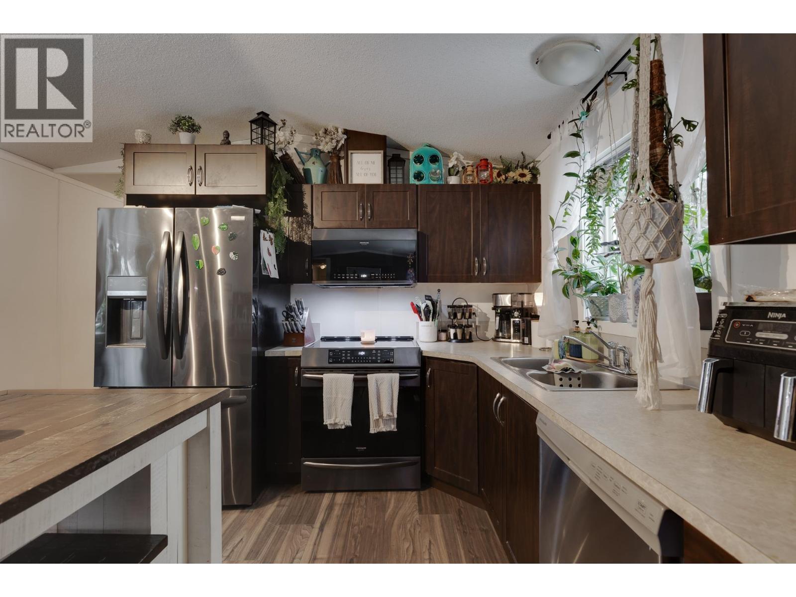 7082 Kennedy Crescent, Prince George, BC - Indoor Photo Showing Kitchen With Double Sink