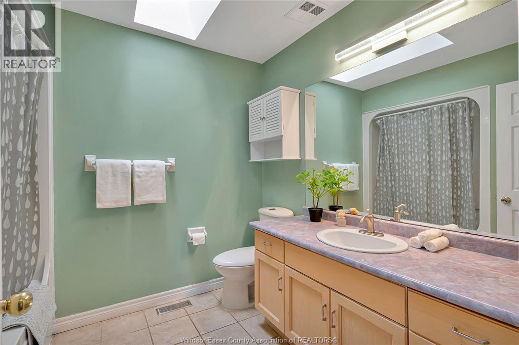 4316 Golfcourse Crescent, Windsor, ON - Indoor Photo Showing Bathroom
