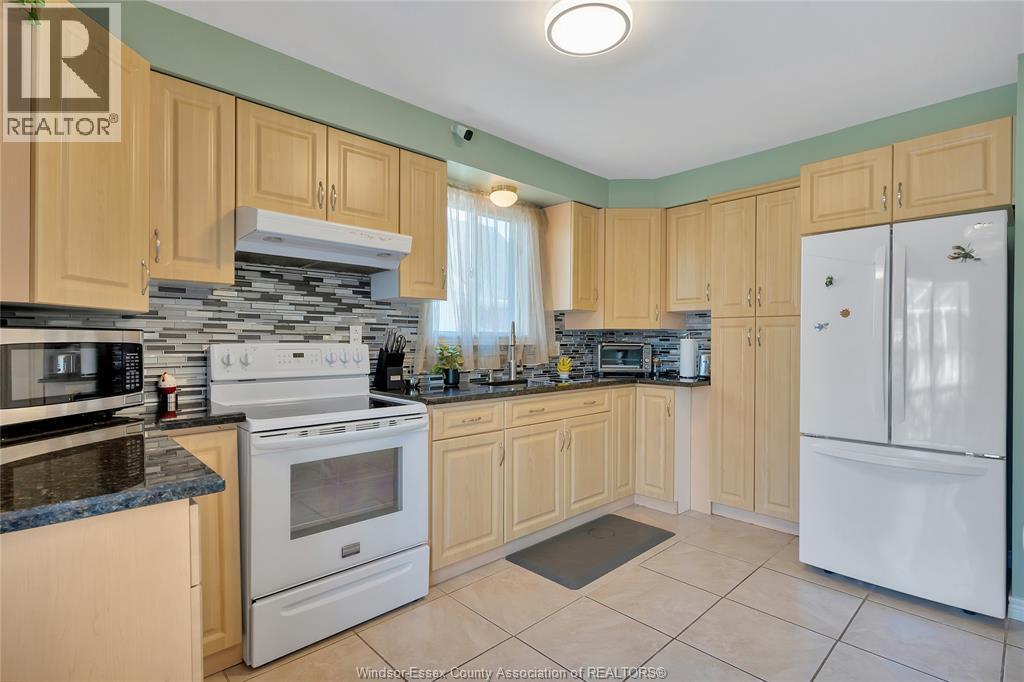 4316 Golfcourse Crescent, Windsor, ON - Indoor Photo Showing Kitchen