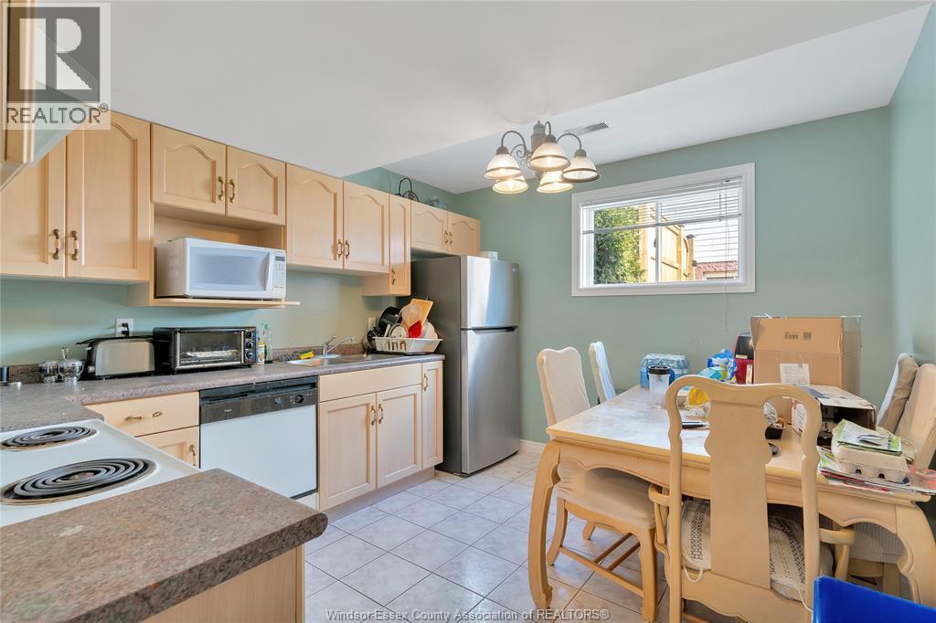 4316 Golfcourse Crescent, Windsor, ON - Indoor Photo Showing Kitchen