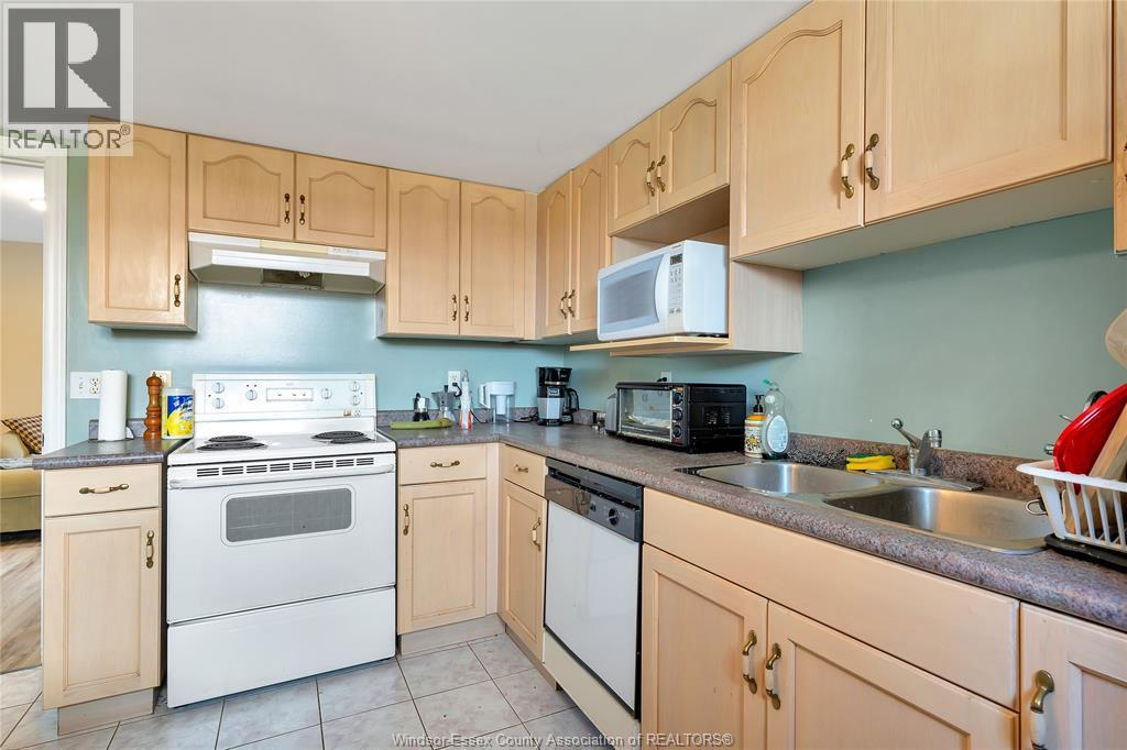 4316 Golfcourse Crescent, Windsor, ON - Indoor Photo Showing Kitchen With Double Sink