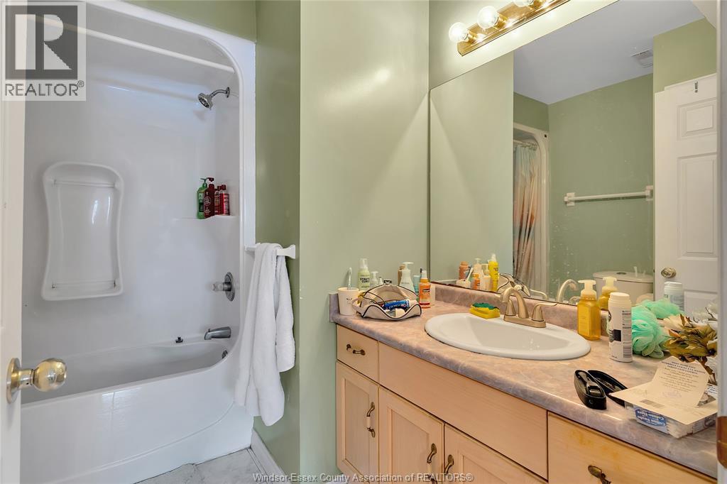 4316 Golfcourse Crescent, Windsor, ON - Indoor Photo Showing Bathroom