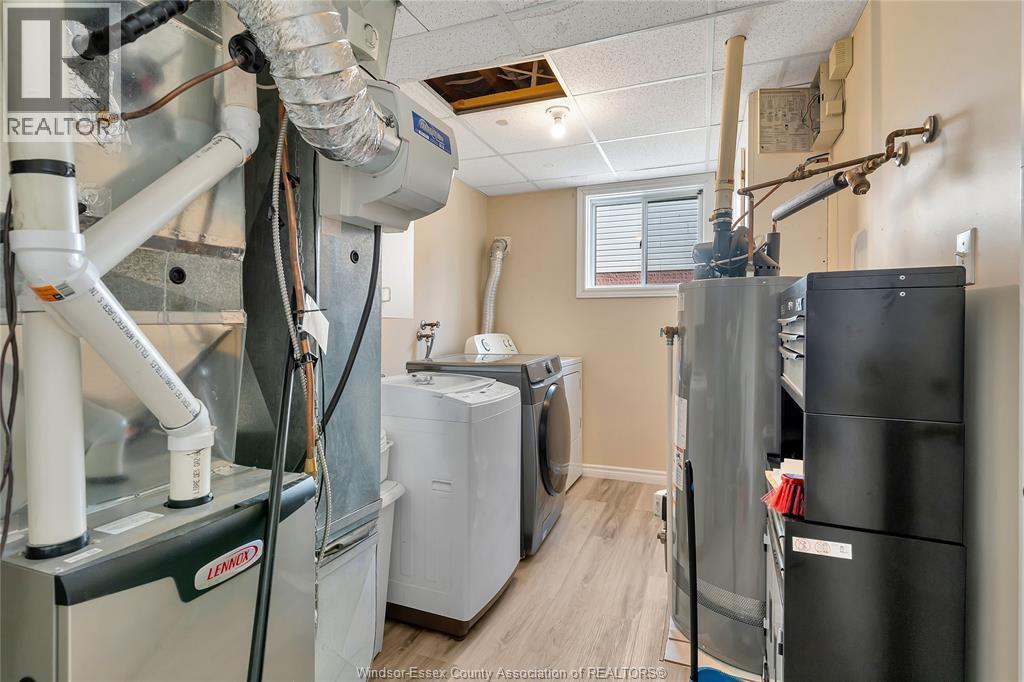4316 Golfcourse Crescent, Windsor, ON - Indoor Photo Showing Laundry Room