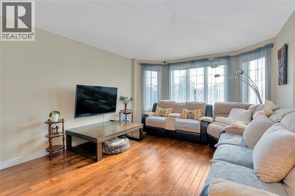 4316 Golfcourse Crescent, Windsor, ON - Indoor Photo Showing Living Room