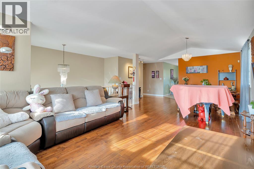4316 Golfcourse Crescent, Windsor, ON - Indoor Photo Showing Living Room