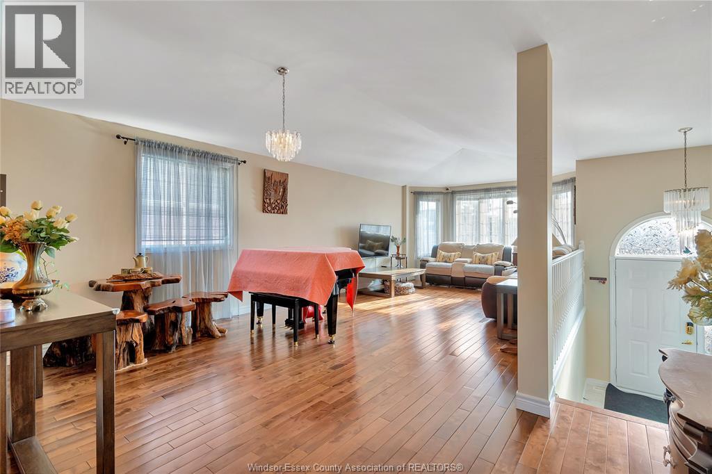 4316 Golfcourse Crescent, Windsor, ON - Indoor Photo Showing Dining Room
