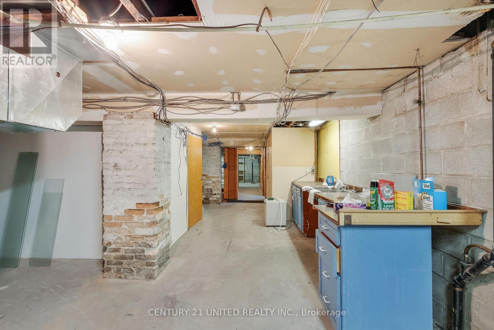 39 King Street W, Cobourg, ON - Indoor Photo Showing Garage