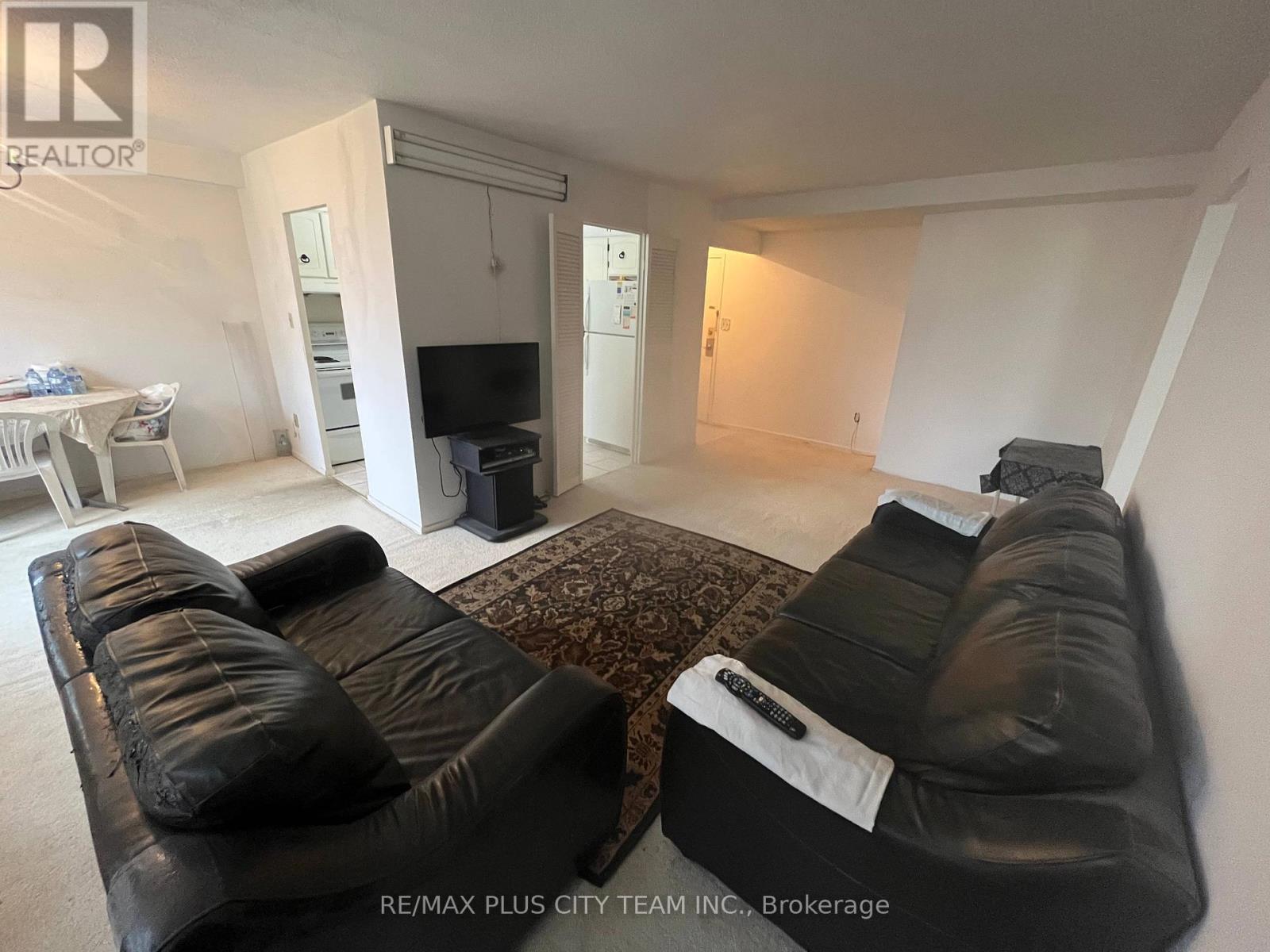 909 - 10 Edgecliff Golfway, Toronto, ON - Indoor Photo Showing Living Room