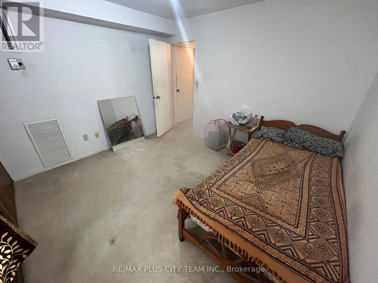 909 - 10 Edgecliff Golfway, Toronto, ON - Indoor