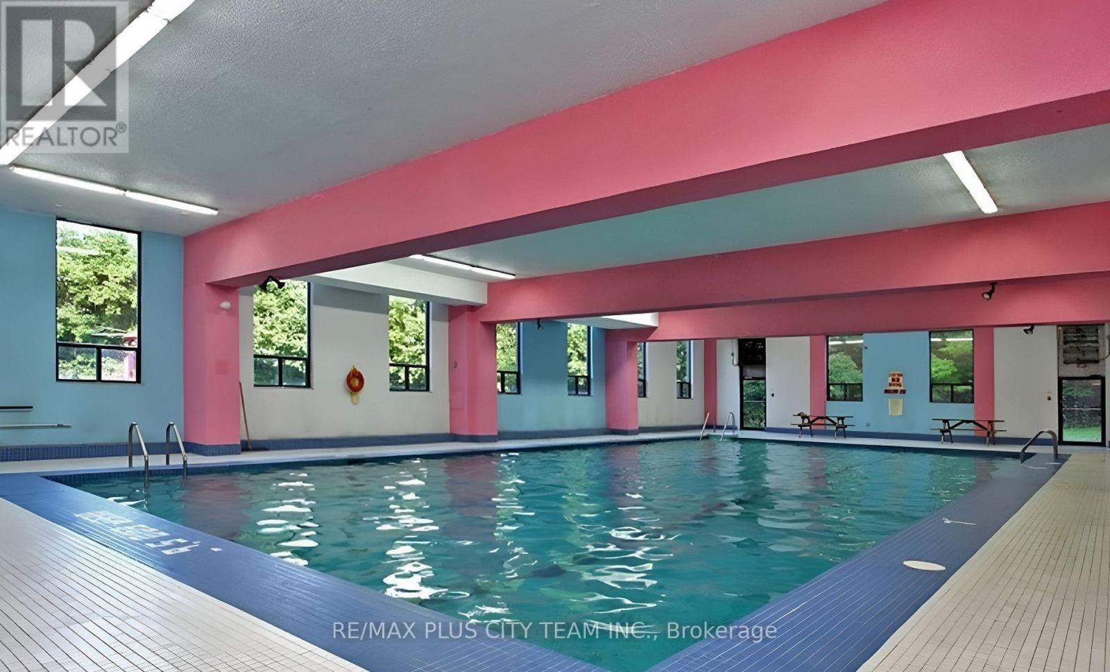 909 - 10 Edgecliff Golfway, Toronto, ON - Indoor Photo Showing Other Room With In Ground Pool
