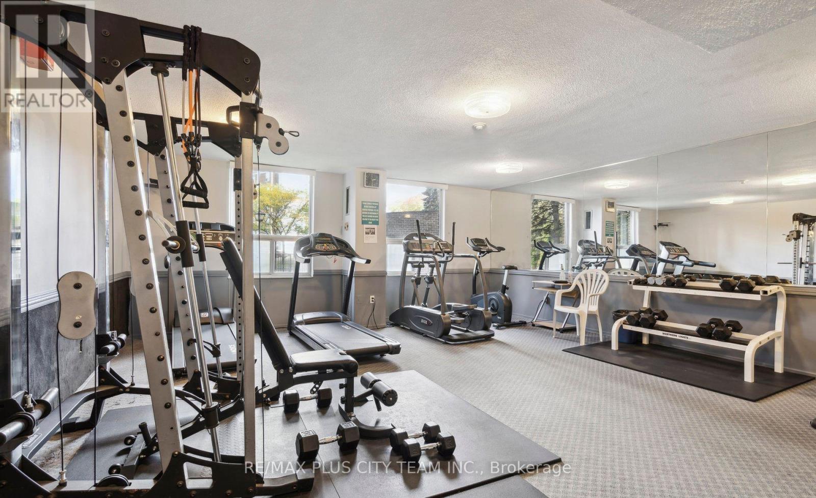 909 - 10 Edgecliff Golfway, Toronto, ON - Indoor Photo Showing Gym Room