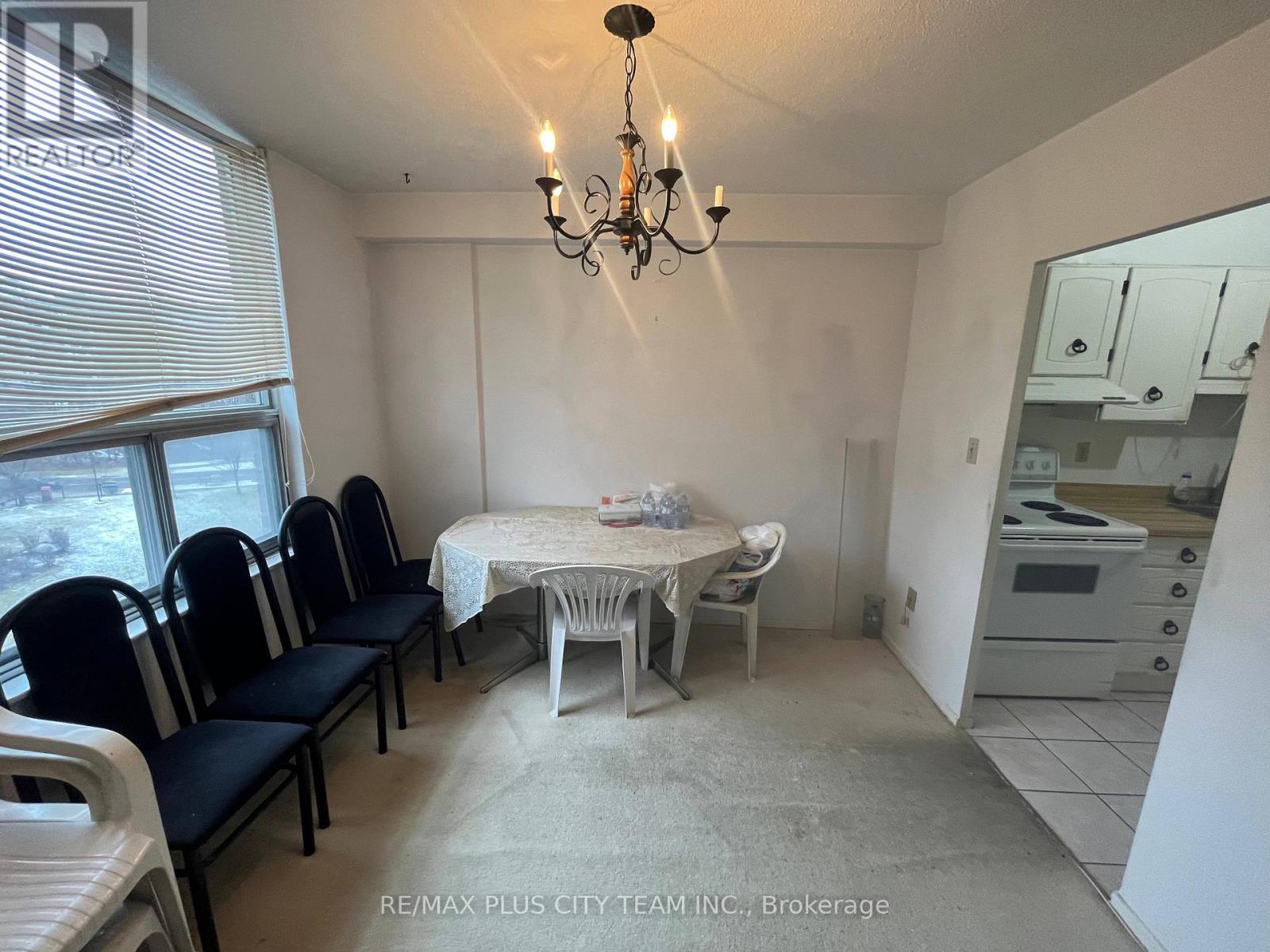 909 - 10 Edgecliff Golfway, Toronto, ON - Indoor