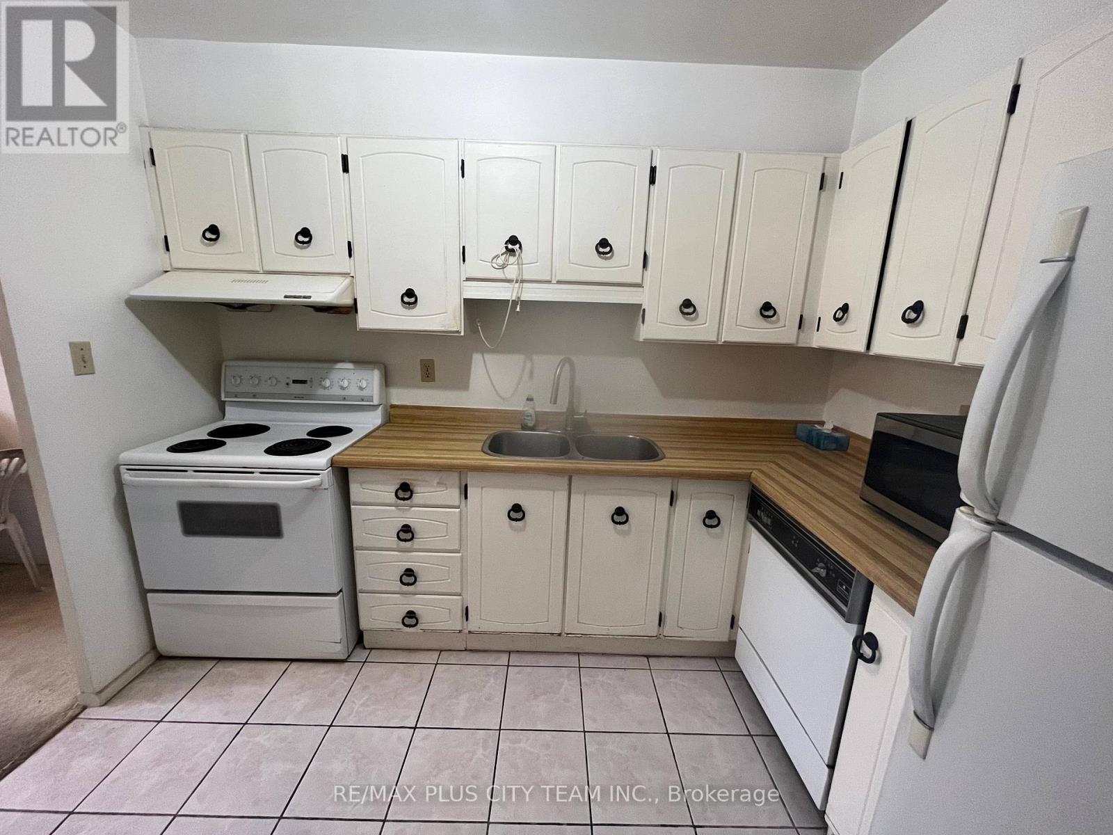909 - 10 Edgecliff Golfway, Toronto, ON - Indoor Photo Showing Kitchen