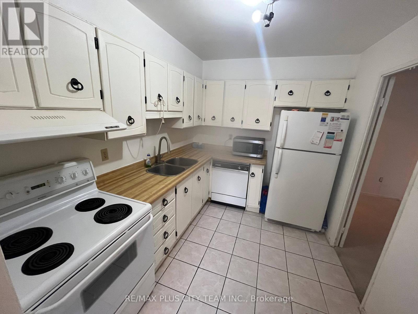909 - 10 Edgecliff Golfway, Toronto, ON - Indoor Photo Showing Kitchen With Double Sink