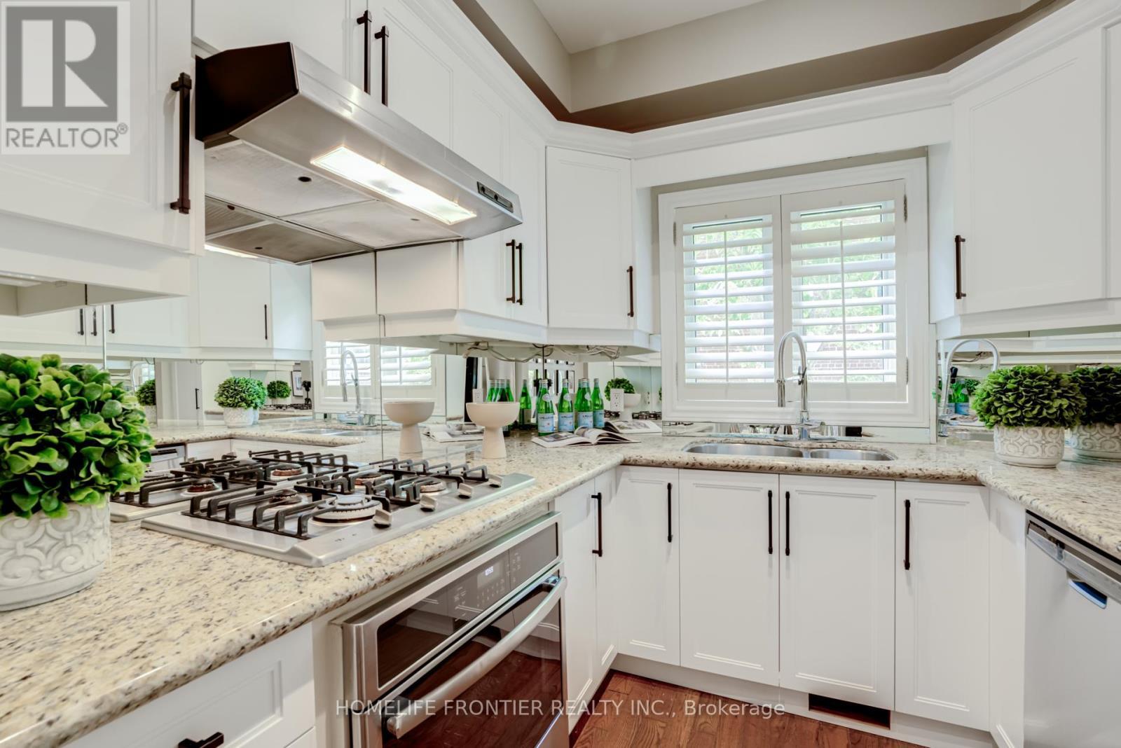 4 - 22 Balmoral Avenue, Toronto, ON - Indoor Photo Showing Kitchen With Double Sink With Upgraded Kitchen