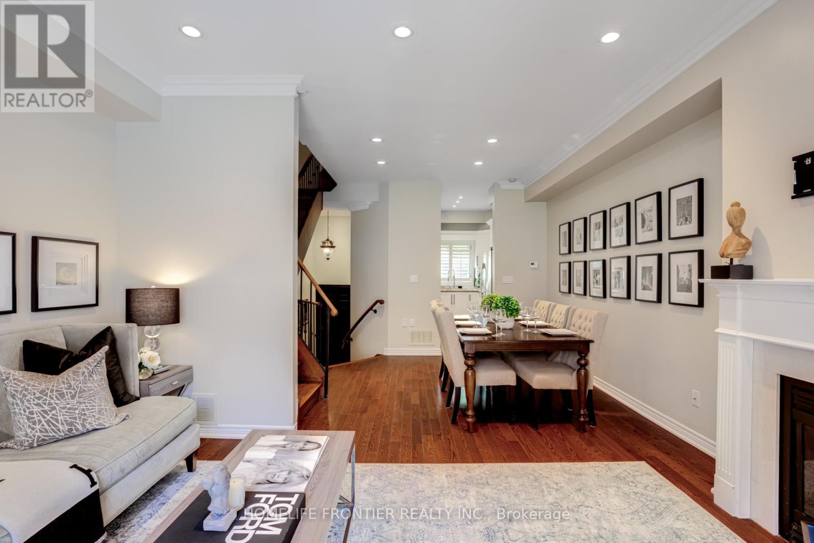 4 - 22 Balmoral Avenue, Toronto, ON - Indoor Photo Showing Living Room