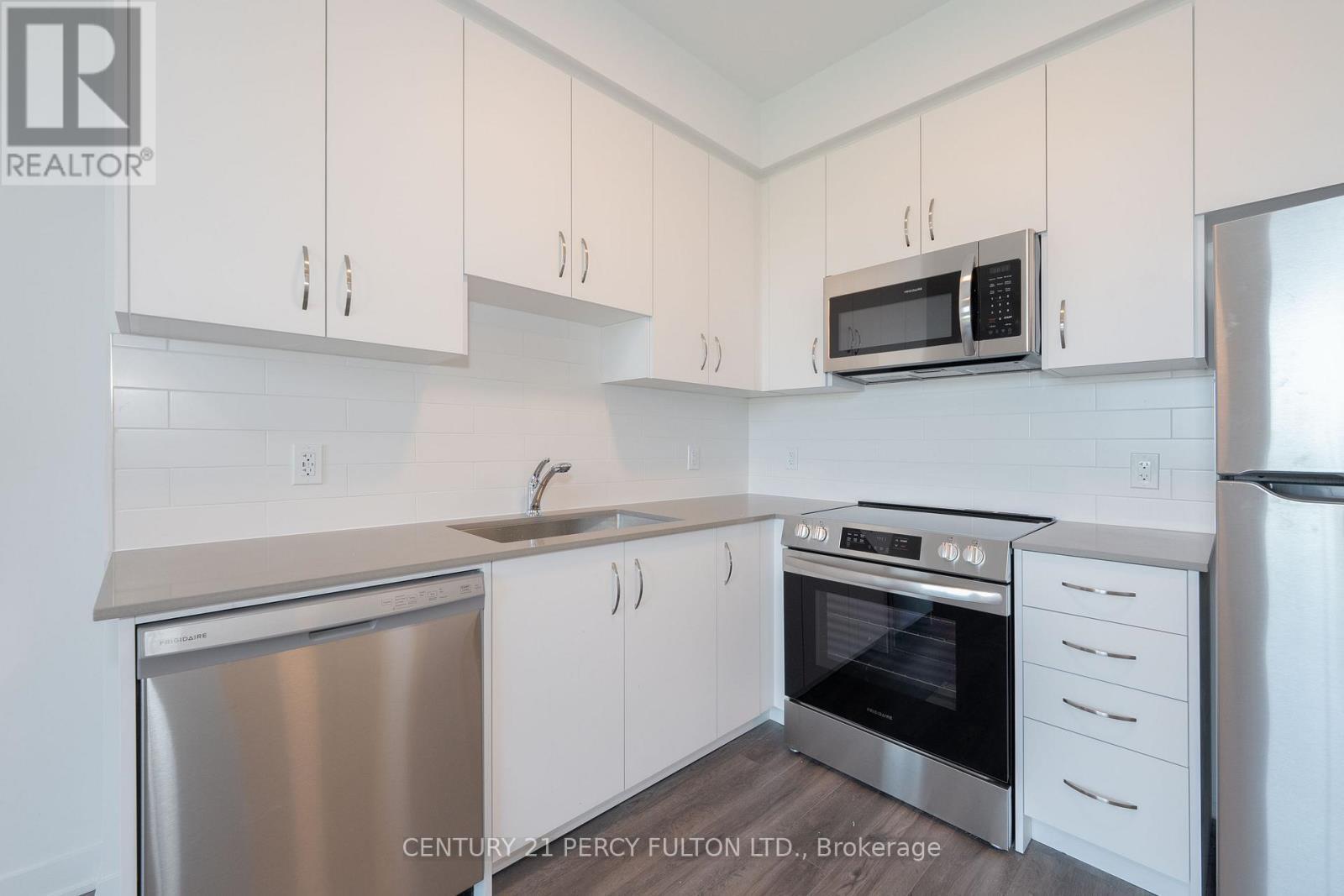 428 - 385 Arctic Red Drive, Oshawa, ON - Indoor Photo Showing Kitchen
