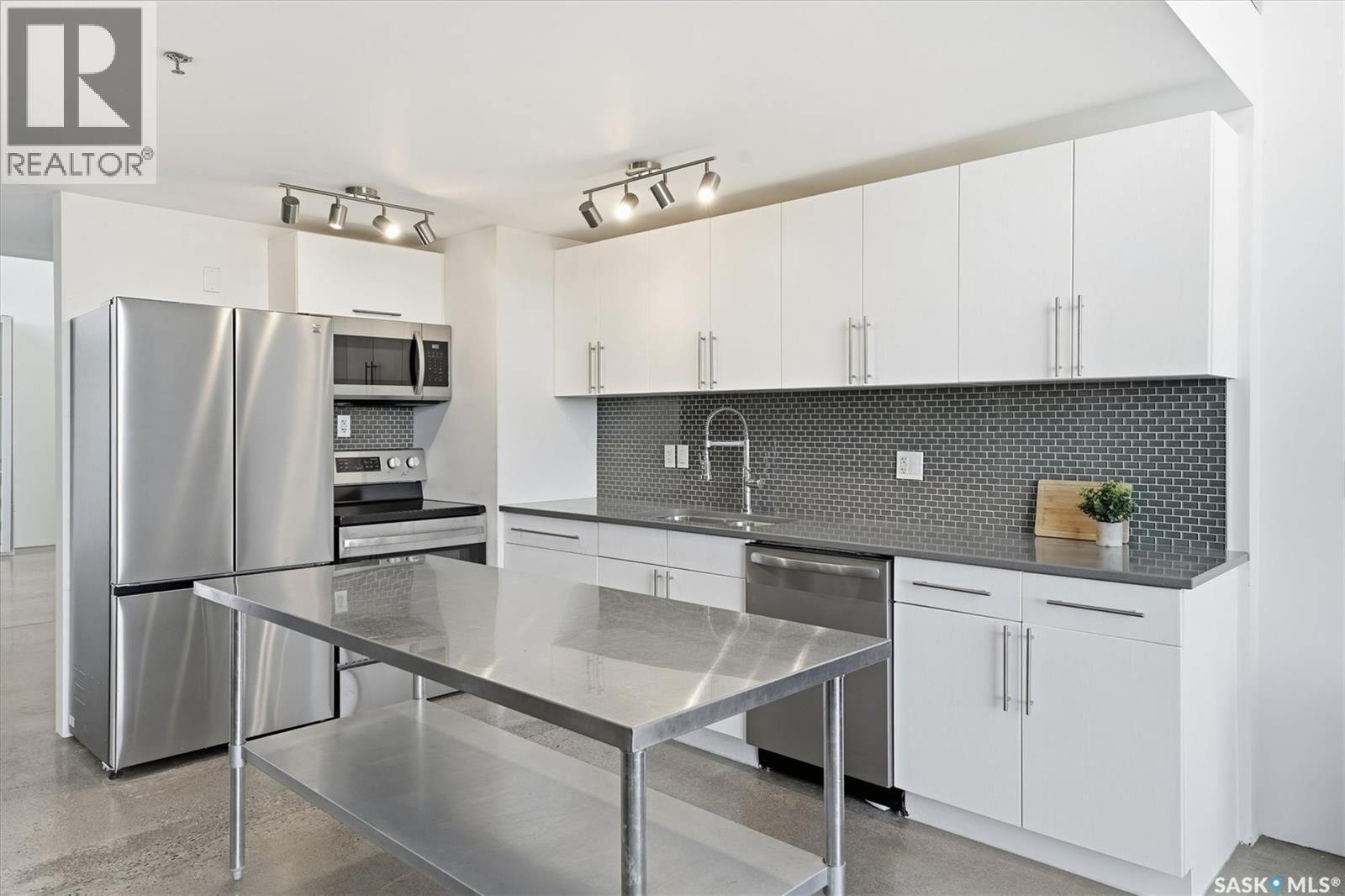 529 120 23Rd Street E, Saskatoon, SK - Indoor Photo Showing Kitchen With Stainless Steel Kitchen With Upgraded Kitchen