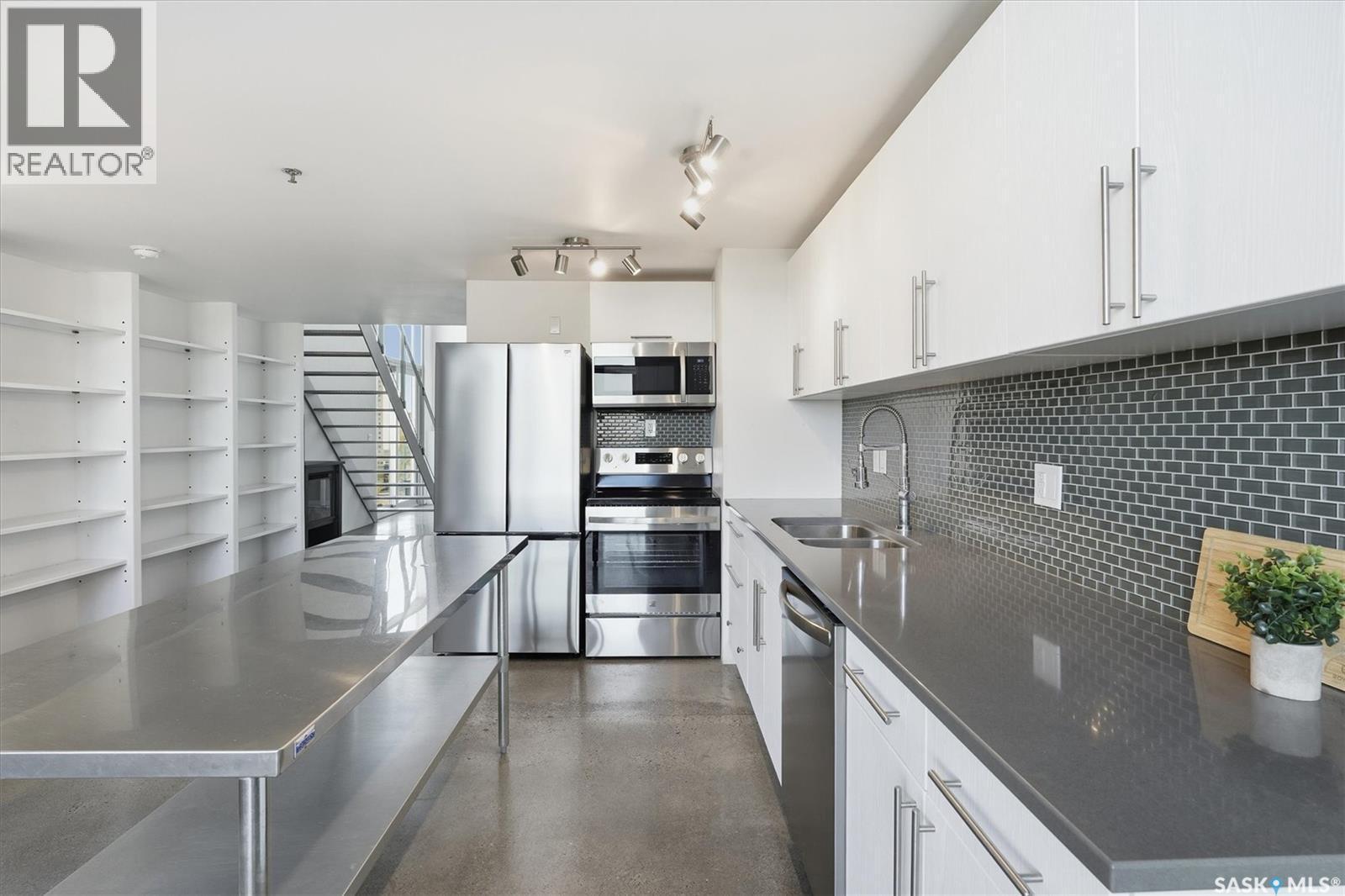 529 120 23Rd Street E, Saskatoon, SK - Indoor Photo Showing Kitchen With Stainless Steel Kitchen With Double Sink With Upgraded Kitchen