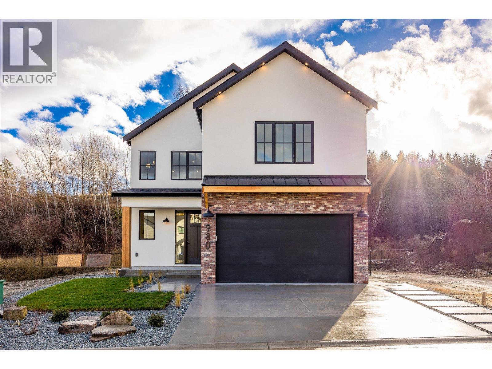 Great curb appeal - 980 Bull Crescent, Kelowna, BC - Outdoor