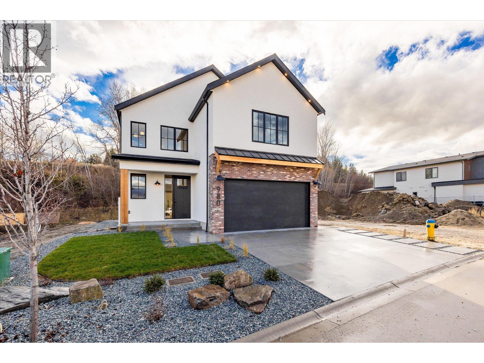 in a great neighbourhood - 980 Bull Crescent, Kelowna, BC - Outdoor With Facade