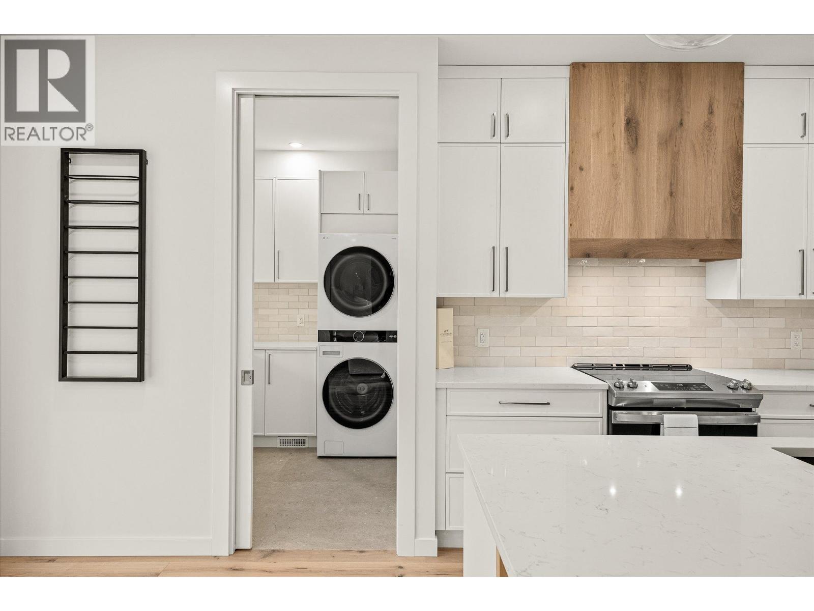 laundry - 980 Bull Crescent, Kelowna, BC - Indoor Photo Showing Kitchen With Upgraded Kitchen