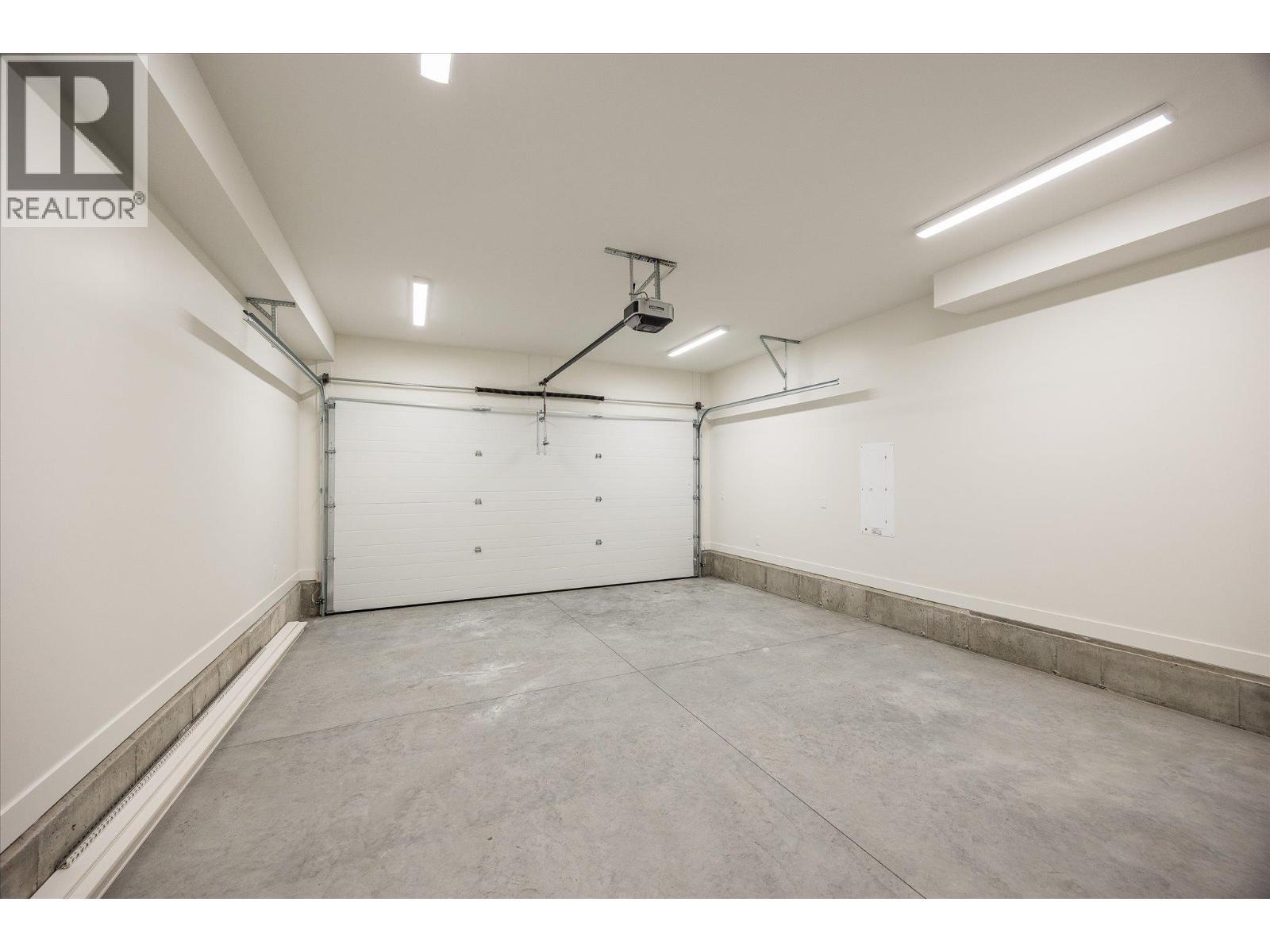 double garage - 980 Bull Crescent, Kelowna, BC - Indoor Photo Showing Garage