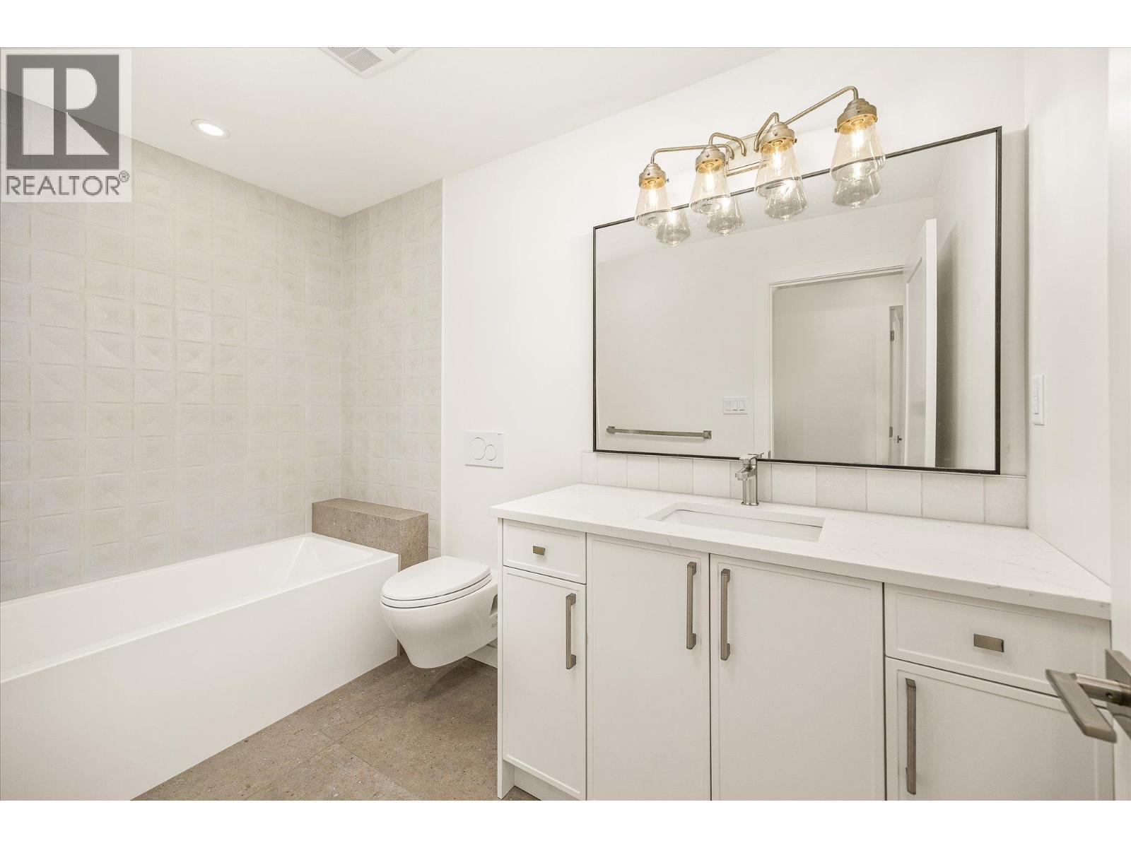 shared bath upstairs - 980 Bull Crescent, Kelowna, BC - Indoor Photo Showing Bathroom