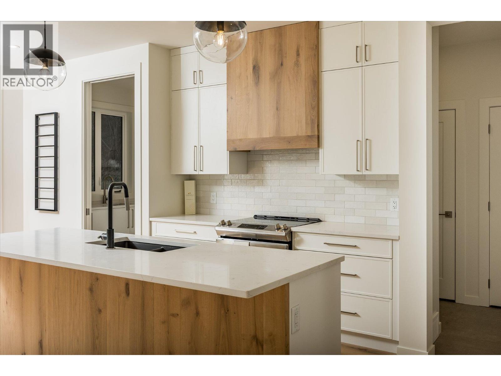 ...back to the colour scheme in the kitchen for a minute... - 980 Bull Crescent, Kelowna, BC - Indoor Photo Showing Kitchen With Upgraded Kitchen