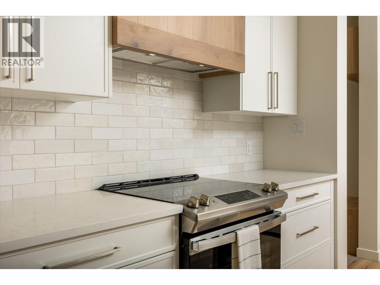 look at this backsplash - 980 Bull Crescent, Kelowna, BC - Indoor Photo Showing Kitchen With Upgraded Kitchen