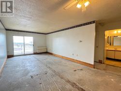 Living room 23.7x11 ft -