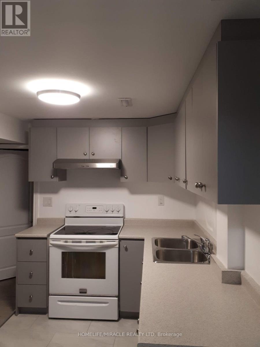 65 Canarvan Court, Brampton, ON - Indoor Photo Showing Kitchen With Double Sink